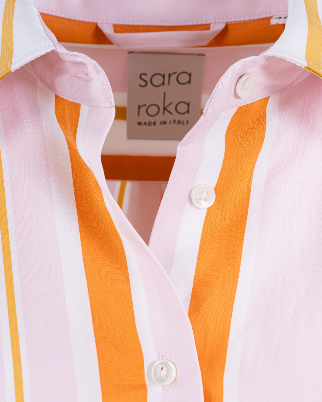 shop SARA ROKA  Abito: Sara Roka abito "Elenina" in cotone.
Maniche lunghe.
Colletto alla francese.
Abbottonatura diagonale sul davanti.
Composizione: 100% cotone.
Made in Italy.. ELENINA70 S1Q1373-CA number 7136143